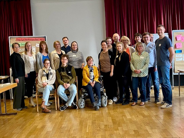 Gruppenfoto der Teilnehmer*innen des 1. Runden Tisches Jugendbeteiligung Niedersachsen.